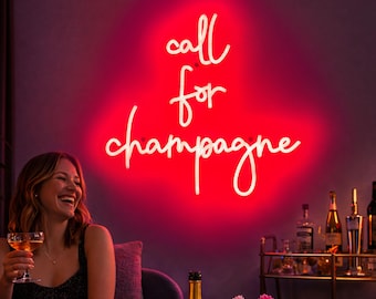 Puede incluir: Un letrero de neón con las palabras "call for champagne" en escritura blanca sobre un resplandor rojo. Una mujer sonríe y sostiene una copa de champán. Una botella de champán está sobre una mesa.
