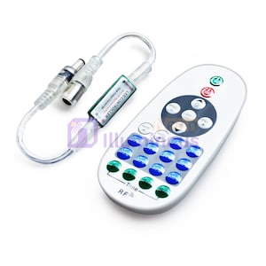 Op de afbeelding: Witte LED-controller met meerdere knoppen en een aangesloten kabel. De controller heeft knoppen met de labels "SPEED", "LIGHT" en "MODE", samen met knoppen met percentages. De kabel heeft een groene LED-controllerbox met tekst.