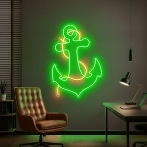 Puede incluir: Un letrero luminoso de ancla verde ne&oacute;n en una pared. El ancla est&aacute; delineada con un brillo de ne&oacute;n verde brillante, con un detalle de cuerda amarillo-naranja. La habitaci&oacute;n tiene una silla de cuero marr&oacute;n, un escritorio con una computadora port&aacute;til y una l&aacute;mpara de escritorio negra.