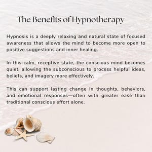 Pode incluir: Um gr&aacute;fico informativo branco com o t&iacute;tulo The Benefits of Hypnotherapy, seguido por tr&ecirc;s par&aacute;grafos de texto explicando a hipnose, sobre um fundo de areia clara e ondas do mar com um pequeno grupo de conchas e uma estrela-do-mar.