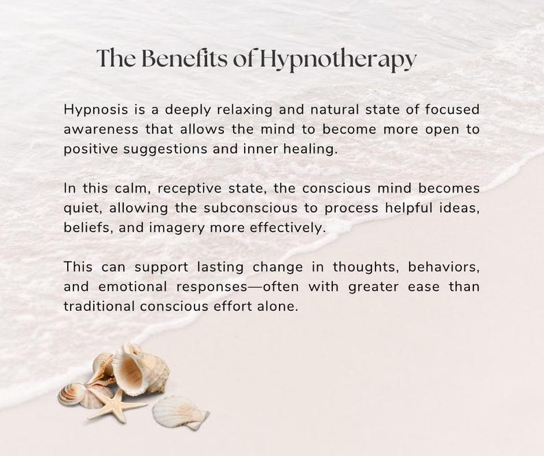 Pode incluir: Um gr&aacute;fico informativo branco com o t&iacute;tulo The Benefits of Hypnotherapy, seguido por tr&ecirc;s par&aacute;grafos de texto explicando a hipnose, sobre um fundo de areia clara e ondas do mar com um pequeno grupo de conchas e uma estrela-do-mar.