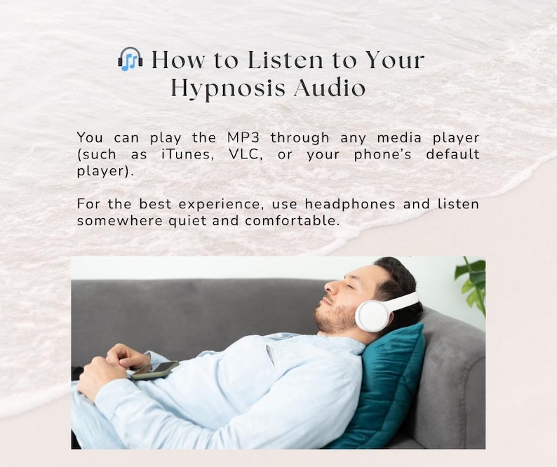 Pode incluir: Um gr&aacute;fico instrutivo intitulado How to Listen to Your Hypnosis Audio com texto sobre a reprodu&ccedil;&atilde;o de MP3 via leitores multim&eacute;dia e auscultadores. Uma pessoa com camisa azul-clara descansa num sof&aacute; cinzento com uma almofada azul-petr&oacute;leo.