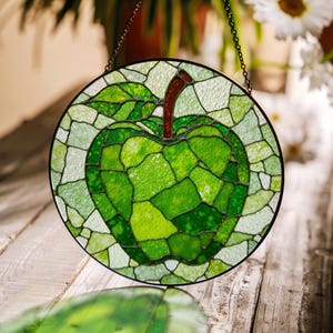 Green Apple Stained Glass Suncatcher – Fruit Window Decor – Garden Gift for Nature Lovers