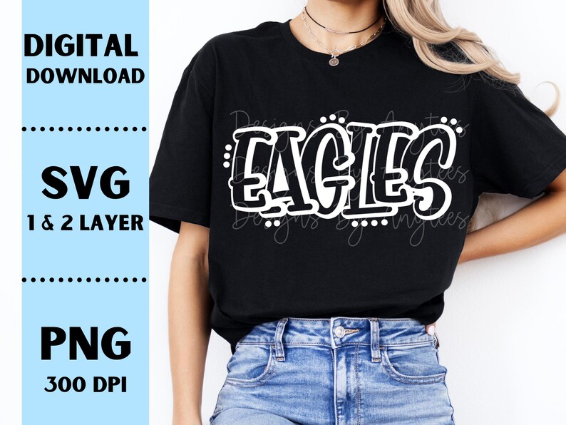 Op de afbeelding: Zwart T-shirt met het woord "EAGLES" in een witte, bubbelachtige letter. Het shirt wordt gedragen door een persoon in een spijkerbroek. De afbeelding bevat ook de tekst "DIGITALE DOWNLOAD", "SVG 1 & 2 LAAG" en "PNG 300 DPI".