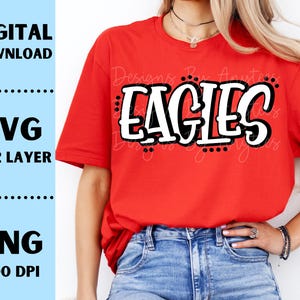 Op de afbeelding: Een rood T-shirt met het woord "EAGLES" in een vetgedrukte, witte letter met een zwarte omlijning. Het shirt heeft ook de tekst "DIGITAL DOWNLOAD", "SVG 1 & 2 LAYER" en "PNG 300 DPI".