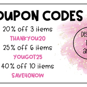Puede incluir: Gr&aacute;fico con las palabras "COUPON CODES" en negro. Detalla descuentos: 20% de descuento en 3 art&iacute;culos (THANKYOU20), 25% de descuento en 6 art&iacute;culos (YOUGOT25) y 40% de descuento en 10 art&iacute;culos (SAVE4ONOW). Fondo rosa acuarela con motas doradas y un c&iacute;rculo con "DESIGNS BY ana P".