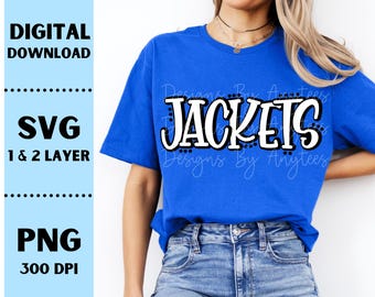 Op de afbeelding: Een koningsblauw t-shirt met het woord "JACKETS" in een vetgedrukte, witte letter met een zwarte omlijning. Het shirt heeft ook de tekst "DIGITAL DOWNLOAD", "SVG 1 & 2 LAYER" en "PNG 300 DPI".