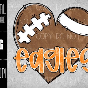 Puede incluir: Un gr&aacute;fico de descarga digital con un coraz&oacute;n en forma de bal&oacute;n de f&uacute;tbol con la palabra "Eagles" en naranja. El bal&oacute;n es marr&oacute;n con cordones blancos y una franja blanca. La imagen incluye "DESCARGA DIGITAL" y "PNG 300 DPI".