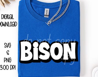 Könnte beinhalten: Ein königsblaues T-Shirt mit dem Wort "BISON" in großen weißen Buchstaben mit schwarzer Umrandung. Eine silberne Halskette liegt über dem Ausschnitt. Die Wörter "DIGITALER DOWNLOAD", "SVG & PNG" und "300 DPI" sind ebenfalls sichtbar.