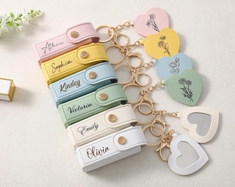 Estuche para llavero de lápiz labial con flor de nacimiento personalizada y espejo, estuche de cuero sintético para bálsamo labial, bolsa de cuero personalizada para bálsamo labial, regalo para dama de honor.