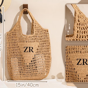 May include: A woven tote bag in a natural beige color, measuring 23 inches (60 cm) in height and 15 inches (40 cm) wide. The bag features a heart-shaped design and the letters "ZR". The bag is hanging on a wooden hook.