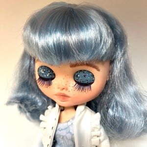 Poupée Blythe personnalisée avec des cheveux bleus, des lunettes et une robe duveteuse - OOAK fait main de collection