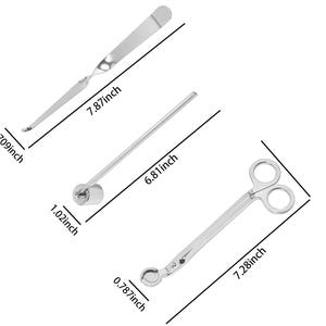 Op de afbeelding: Een set van drie zilveren kaarsverzorgingsgereedschappen. Inclusief een lontdipper (20 cm), een lonttrimmer (18,5 cm) en een lontsnuffer (17,3 cm).