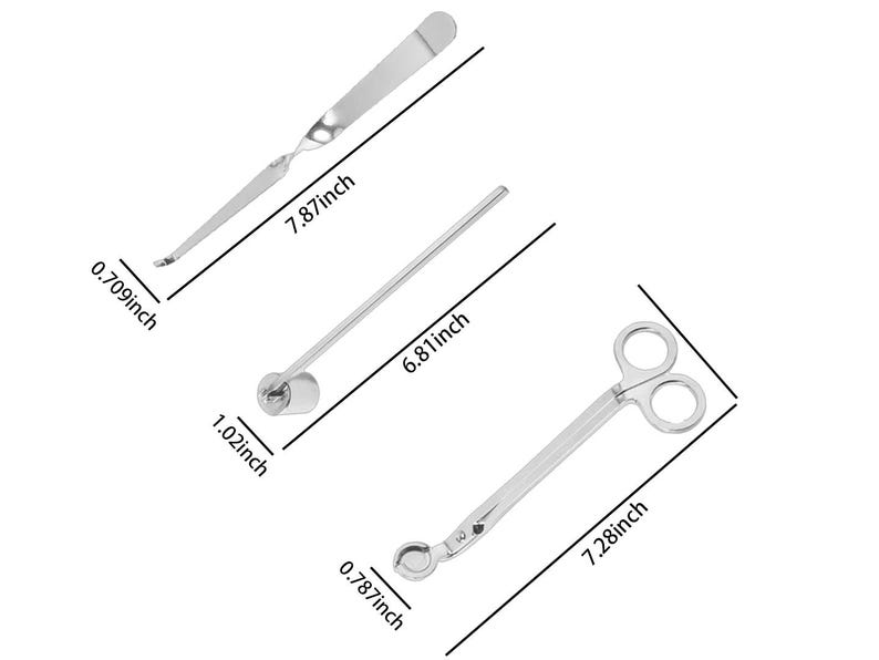 Op de afbeelding: Een set van drie zilveren kaarsverzorgingsgereedschappen. Inclusief een lontdipper (20 cm), een lonttrimmer (18,5 cm) en een lontsnuffer (17,3 cm).