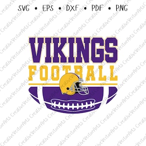 Może przedstawiać: Cyfrowy projekt graficzny z napisem "VIKINGS FOOTBALL" w kolorze fioletowym i złotym. Projekt zawiera również kask do futbolu amerykańskiego i piłkę do futbolu amerykańskiego. Opcje typu pliku: SVG, EPS, DXF, PDF i PNG.