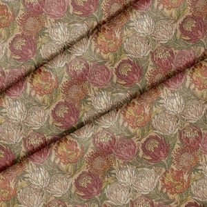 Puede incluir: Una tela tejida con un patrón denso y repetitivo de flores de protea en tonos rojo oscuro, naranja apagado y crema. El diseño floral se presenta sobre un fondo beige con follaje verde intrincado y tallos que conectan las flores.