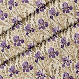 Puede incluir: Patrón repetitivo de flores de iris moradas, hojas marrones y pequeños acentos blancos perlados sobre un fondo crema. El diseño floral es un patrón repetitivo, creando un textil decorativo.