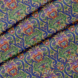 Könnte beinhalten: Ein Stoff mit einem dichten, komplizierten Muster aus geschwungenen blauen Ranken und Blättern, durchsetzt mit lebendigen Blumenmotiven in Orange-, Lila- und Grüntönen auf einem strukturierten, gedämpften beigen Hintergrund.