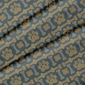 Peut inclure: Un tissu bleu sarcelle foncé présentant un motif répétitif d'empreintes de pattes et d'os dorés. Le design inclut de petites formes florales à quatre pétales intercalées entre les os et les empreintes, le tout dans un ton doré métallique.