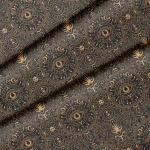 Peut inclure: Un tissu gris anthracite orné d'un motif répétitif de cercles dorés. Chaque cercle contient un œil central, des lignes géométriques, des symboles célestes et de petites icônes de mains, formant un design dense, complexe et mystique.