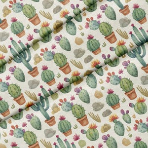 Peut inclure: Un motif de tissu représentant divers cactus verts dans des pots en terre cuite, parsemé de petits rochers gris et de formes de plantes désertiques beiges sur un fond crème. Les cactus présentent des fleurs roses, jaunes et orange.
