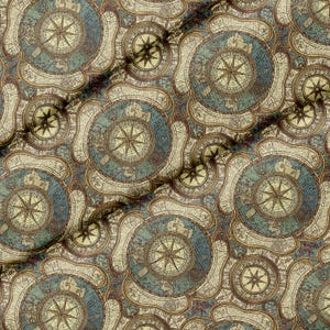 Peut inclure: Un motif de tissu présentant un design de carte ancienne répétitif avec des roses des vents nautiques dans des tons bleu sourd, beige et marron. L'imprimé inclut des détails cartographiques complexes, des textures de parchemin vieilli.
