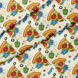 Puede incluir: Una tela con un patrón repetido de rebanadas de pizza de dibujos animados con pepperoni, pimientos verdes y las palabras "POP!" y "ZOP!" sobre un fondo crema. Las rebanadas de pizza tienen ojos de dibujos animados.