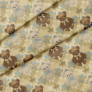Könnte beinhalten: Ein Stoffmuster mit wiederkehrenden Illustrationen von Teddybären in Braun- und Cremetönen, die jeweils eine blaue Fliege und eine kleine Krone tragen, vor einem beigen Hintergrund mit goldenen Schnörkeln und blauen floralen Akzenten.