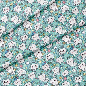 Peut inclure: Tissu turquoise avec un motif répété de dents de dessin animé souriantes, de brosses à dents et d'autres illustrations sur le thème dentaire. Le motif comprend des éléments blancs, bleus, jaunes et roses, créant une esthétique ludique et fantaisiste.