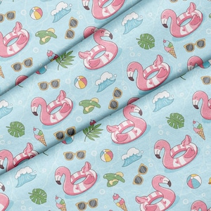 Puede incluir: Tela azul claro con un patrón repetido de flotadores de piscina de flamencos rosas, gafas de sol, conos de helado, pelotas de playa, olas y hojas tropicales. Diseño veraniego.