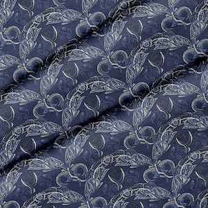 Peut inclure: Un tissu bleu foncé présentant un motif répétitif de dessins au trait complexes et tourbillonnants en argent et bleu clair. Le textile affiche un motif dense et interconnecté de formes courbes et abstraites sur toute la surface.