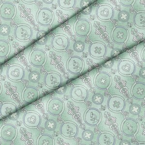 Peut inclure: Un tissu vert clair présentant un motif répétitif de symboles médicaux, notamment des stéthoscopes, des microscopes, des caducées, des cœurs avec des croix et des silhouettes humaines soulignés par des lignes bleu foncé.