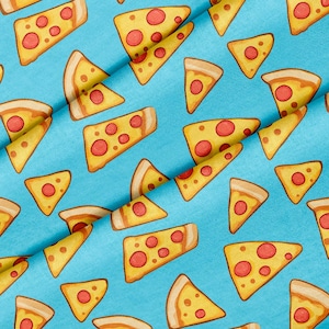 Puede incluir: Una tela azul claro con un patrón repetido de porciones de pizza. Las porciones de pizza tienen corteza amarilla, pepperoni rojo y queso amarillo. La tela es probablemente de algodón o un material similar.