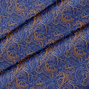 Peut inclure: Un tissu bleu profond orné d'un motif répétitif de lignes tourbillonnantes et de formes organiques de couleur cuivre. Le design présente des courbes fluides et complexes ainsi que de petits points circulaires sur le textile bleu.
