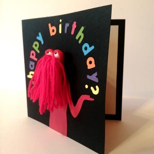 Cartão de aniversário 3D DHMIS com opção de envelope personalizado Red Guy Feliz aniversário, não me abrace, estou com medo