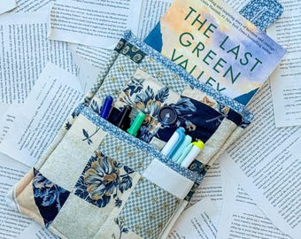 Handgemaakte gewatteerde boekhoes met zakken en knoopsluiting