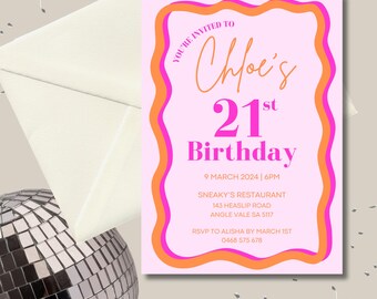 Pode incluir: Convite de aniversário rosa e laranja com o texto "You're invited to Chloe's 21st Birthday" e detalhes do evento, incluindo a data, a hora, o local e as informações de RSVP.