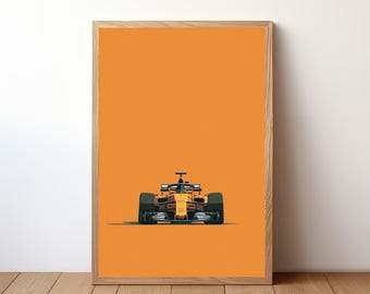 Puede incluir: Impresión artística enmarcada que presenta un coche de carreras de Fórmula 1 en naranja y negro. El coche está centrado sobre un fondo naranja, con un marco de madera. La obra de arte se exhibe sobre un suelo de madera contra una pared blanca.