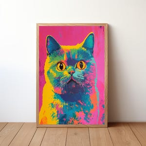 Könnte beinhalten: Ein farbenfrohes, abstraktes Porträt einer Katze mit leuchtend gelben Augen. Das Fell der Katze ist eine Mischung aus Blau, Grün, Gelb und Rosa.