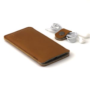 Housse en cuir cognac pour Galaxy S25 Plus avec doublure en feutre de laine marron et surpiqûres marron. Disponible pour tous les modèles Galaxy.