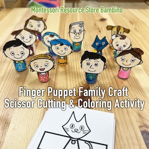 Op de afbeelding: Een verzameling kleurrijke vingerpoppetjes in de vorm van familieleden en huisdieren. De poppetjes zijn gerangschikt op een houten oppervlak, met de tekst "Finger Puppet Family Craft Scissors Cutting & Coloring Activity" en "Montessori Resource Store Bambino".
