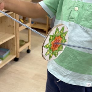 Paper Spinner - attività con forbici e colorazione