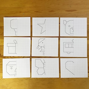Könnte beinhalten: Ein Satz von neun schwarz-weißen druckbaren Arbeitsblättern für Kinder, um Symmetrie zu üben. Jedes Arbeitsblatt zeigt eine einfache geometrische Form auf einer Seite einer gepunkteten Linie, und das Kind muss die andere Hälfte der Form zeichnen, um das symmetrische Bild zu vervollständigen.
