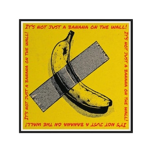Op de afbeelding: Een gele kunstprint met een banaan die met grijze tape aan een muur is geplakt. De tekst "IT'S NOT JUST A BANANA ON THE WALL!" is rond de rand van de afbeelding gedrukt.