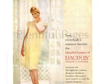 Publicité vintage DuPont Dacron de 1960, mode des années 1960, art publicitaire, lingerie Batiste, femme au foyer des années 1960, tissu vintage, idéal pour l’encadrement.