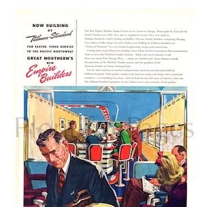 Puede incluir: Un anuncio vintage de Pullman-Standard, una empresa de fabricación de vagones, que presenta una ilustración colorida del interior de un tren con pasajeros disfrutando del vagón comedor. El texto destaca el compromiso de la empresa con la construcción de vagones de ferrocarril modernos y aerodinámicos.