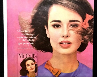 Anuncio vintage de chica de portada de los años 60, arte publicitario, maquillaje, anuncio de revista, moda de los años 60, publicidad, anuncio retro, ideal para enmarcar.
