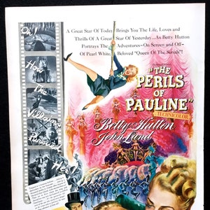 Puede incluir: Un cartel de película para la película "Los peligros de Pauline", protagonizada por Betty Hutton y John Lund. El cartel presenta un diseño colorido con un fondo rosa y blanco. El título de la película está en letras grandes y en negrita. Los nombres de los actores se enumeran debajo del título. El cartel también incluye una escena de la película, que muestra a Betty Hutton colgada de una cuerda.