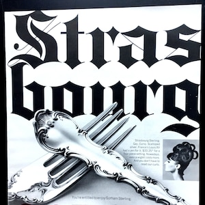 Puede incluir: Una imagen en blanco y negro de un tenedor y un cuchillo de plata con un diseño decorativo. El texto "Strasbourg Sterling. Gay. Curvy. Scalloped silver. France's Louis XV had a yen for it. $33.25 for a four piece setting. Nowadays, even a wiglet costs more. And you don't have to reset our curls." está impreso sobre la cubertería. El texto "You're entitled to enjoy Gorham Sterling." está impreso debajo de la cubertería. El texto "GORHAM" está impreso en letras grandes de color rosa en la parte inferior de la imagen.