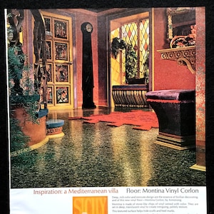 以下が含まれることがあります： アームストロング モンテイナ ビニール コールロン フローリングのヴィンテージ広告。広告には、赤いタイル張りの床、大きな時計、木製のベンチのある部屋の写真が掲載されています。広告のテキストには、「インスピレーション：地中海風別荘 床：モンテイナ ビニール コールロン」とあります。